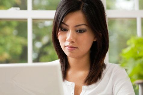 asian-woman-on-computer