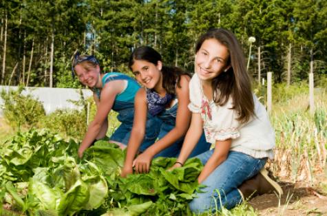 girls_gardening