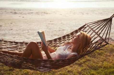 woman_reading_book_holidays