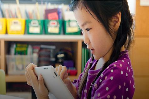 girl-with-ipad-in-class