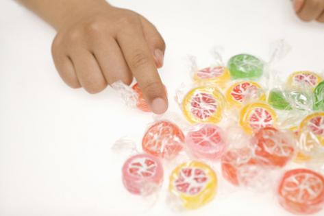 child-reaching-for-lollies