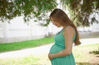 pregnant-woman-green-dress
