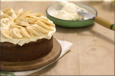 Circular flour-less white chocolate almond cake